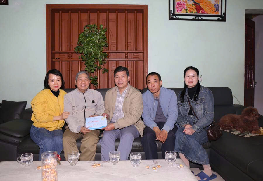 Công đoàn Trung tâm Số - Nhà Xuất bản thăm, chúc tết, tặng quà cho 05 hộ gia đình